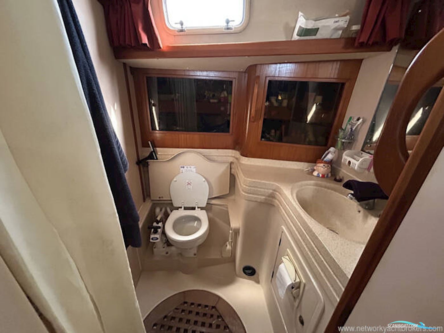 Vancouver 38 Pilothouse