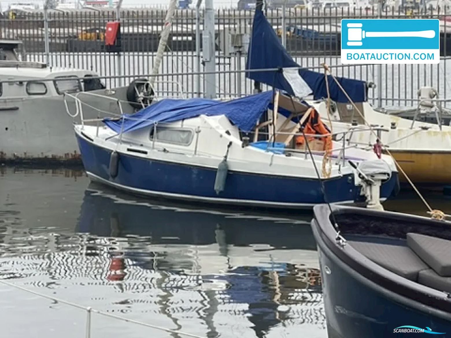 Kajuitzeilboot 700 Småbåt , med Johnson motor, Holland