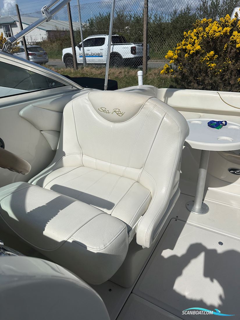 Sea Ray 225 weekender