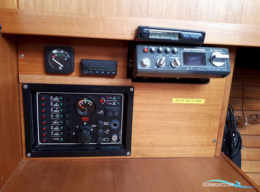 Athena 34 - Helmsman