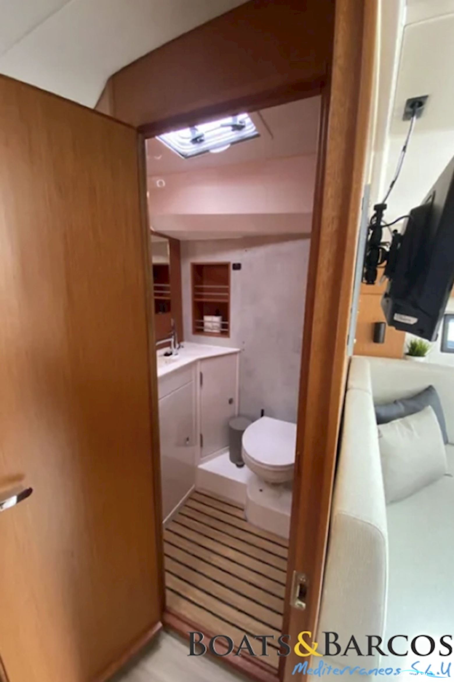 BAVARIA YACHTS C42