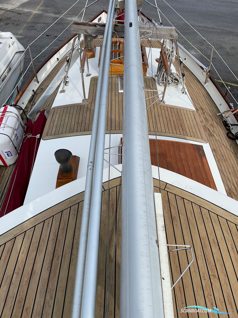 Bruce Roberts Spray 33