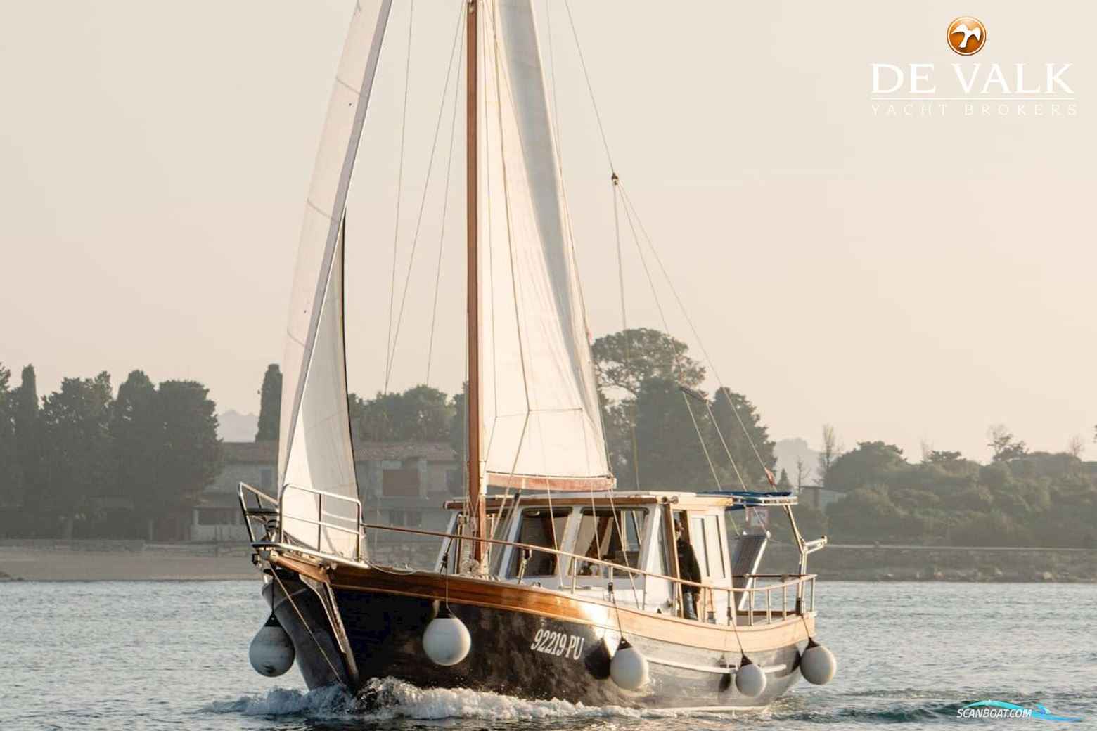 Custom Built Houseboat luxe motor