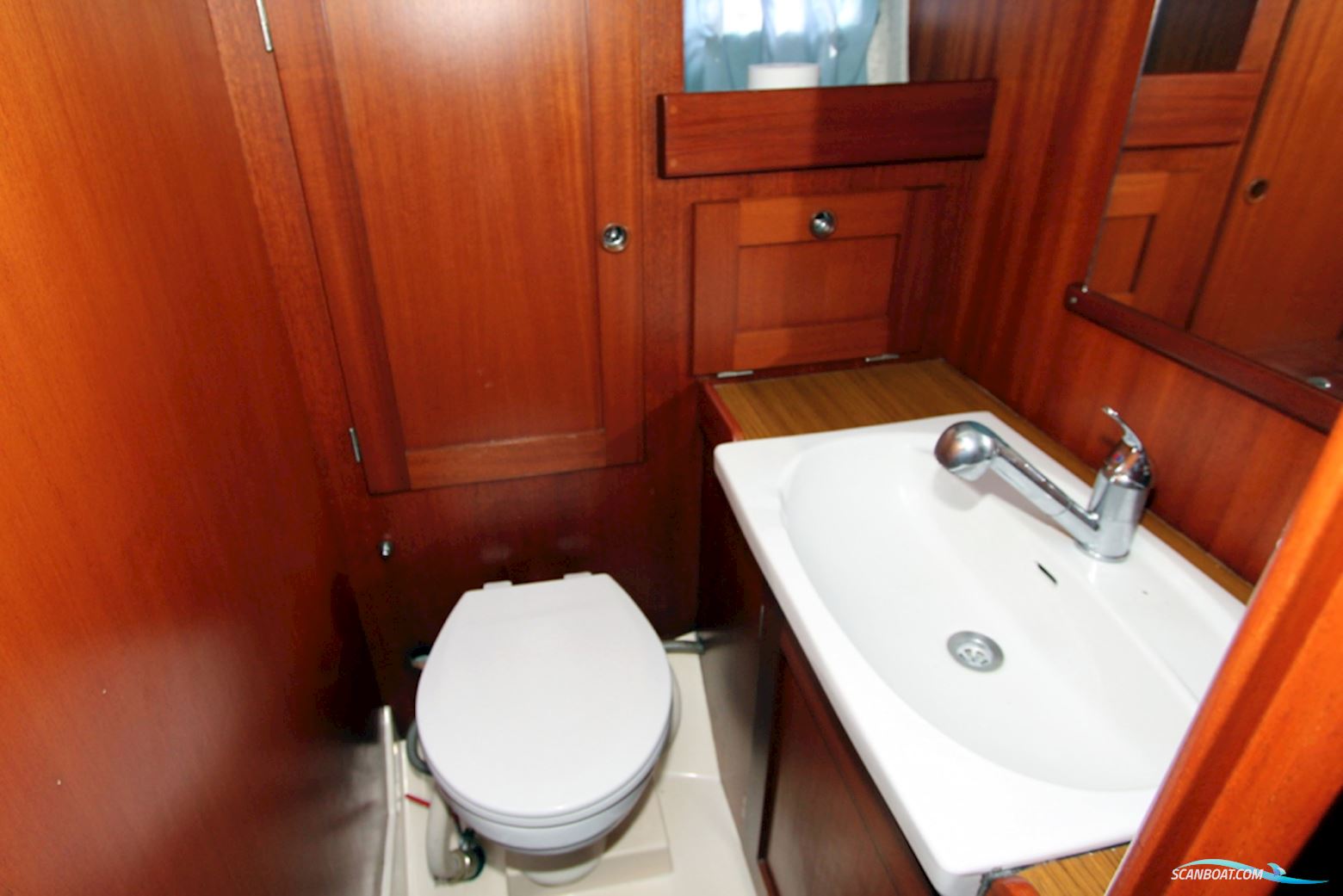 Hallberg Rassy 352
