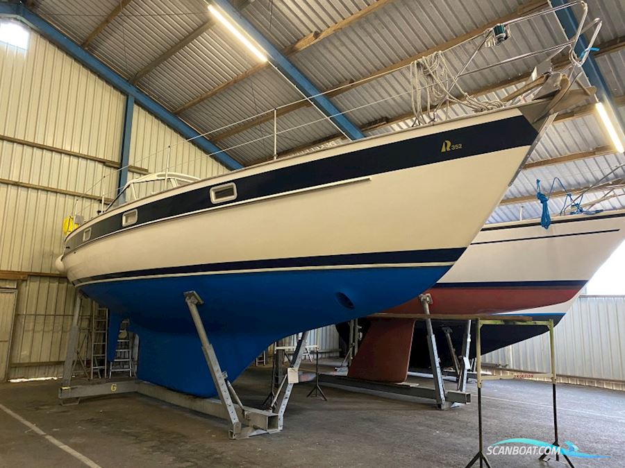 Hallberg Rassy 352
