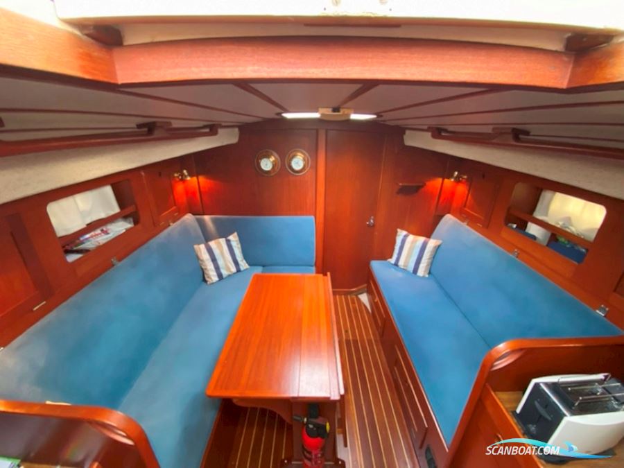 Hallberg Rassy 352