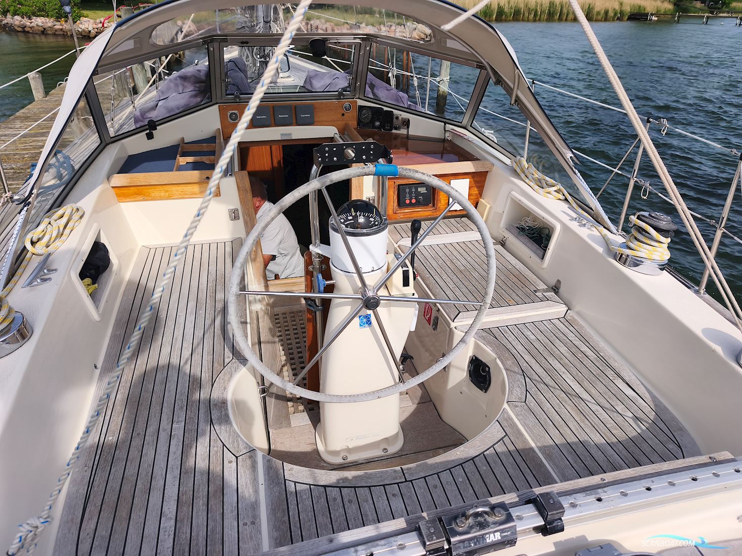 Hallberg Rassy 352