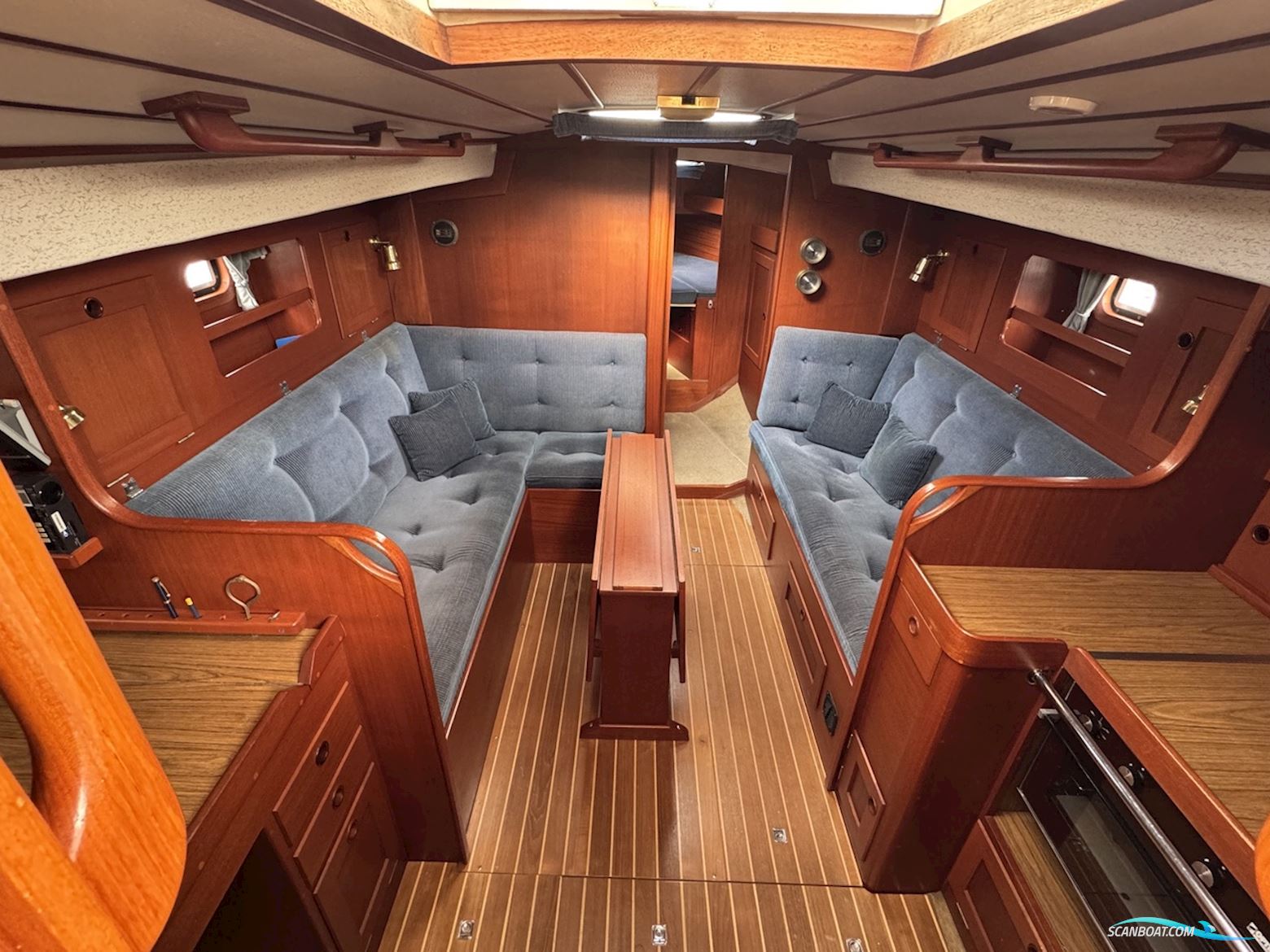 Hallberg Rassy 352