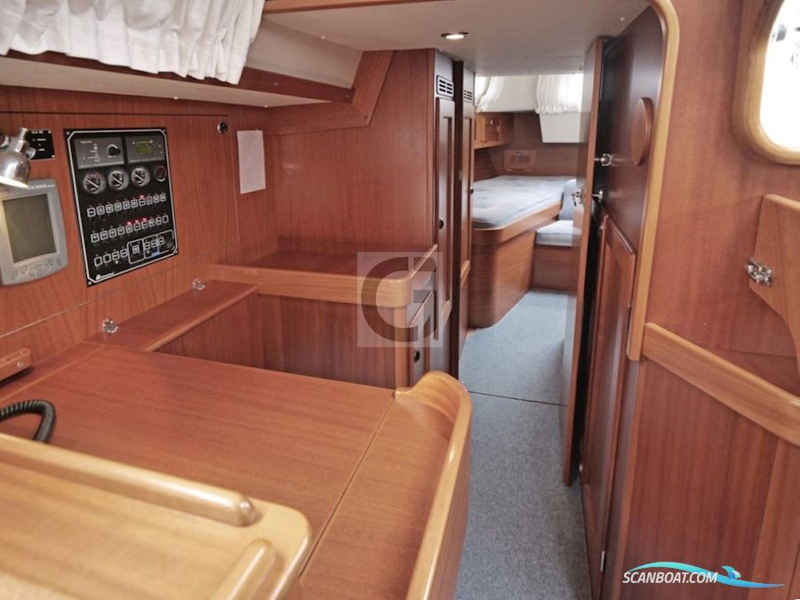 Hallberg-Rassy 37