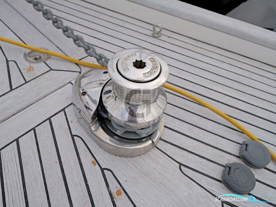 Hallberg-Rassy 37