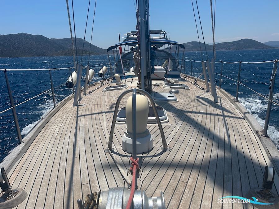 HALLBERG-RASSY 42E