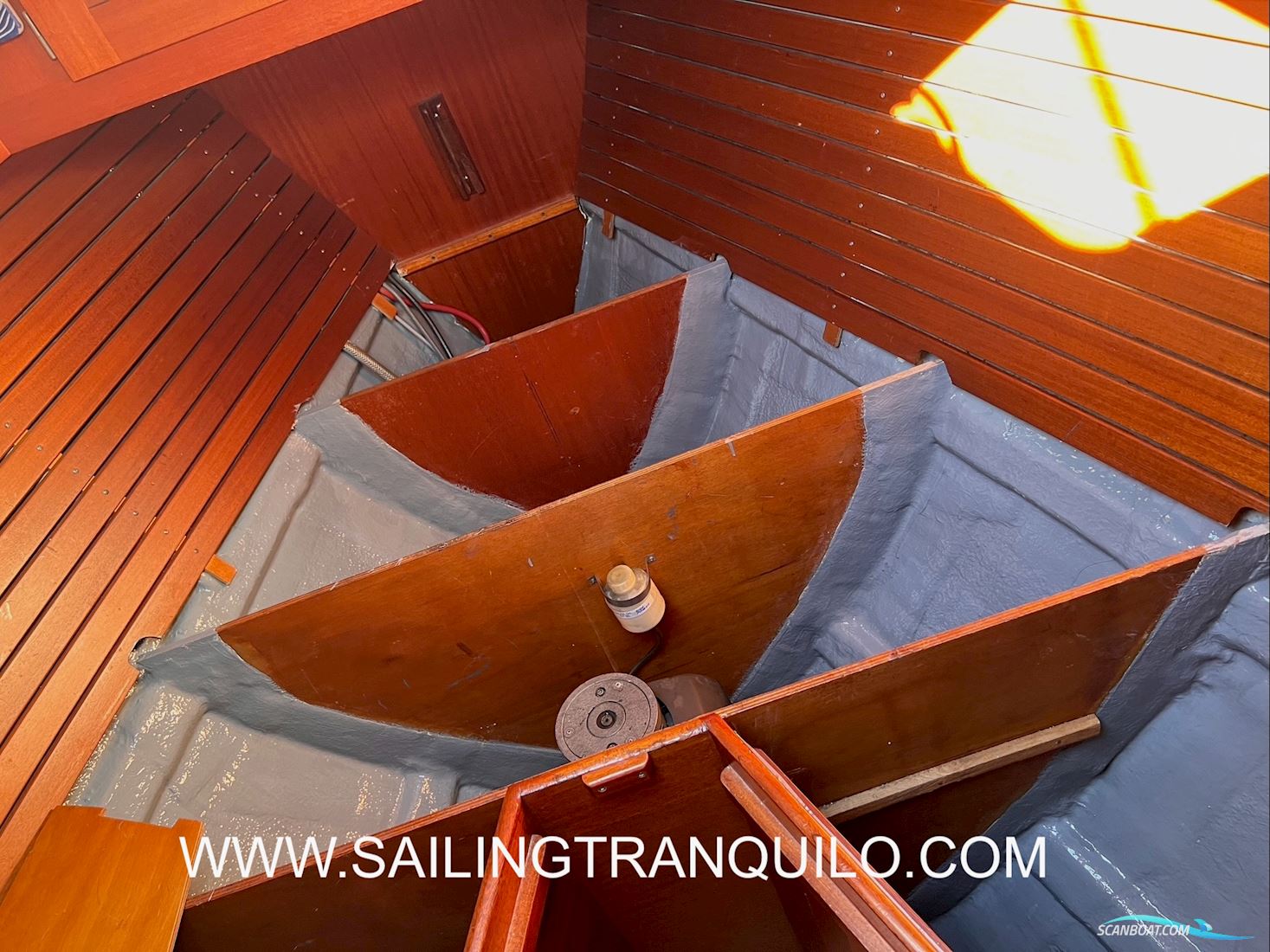 HALLBERG-RASSY 42E
