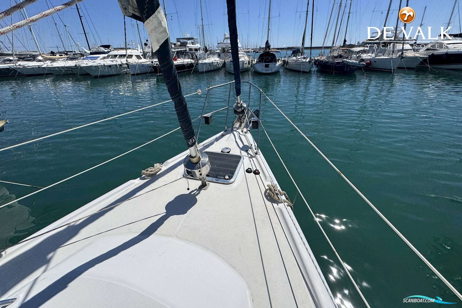 Hunter 50 Center Cockpit