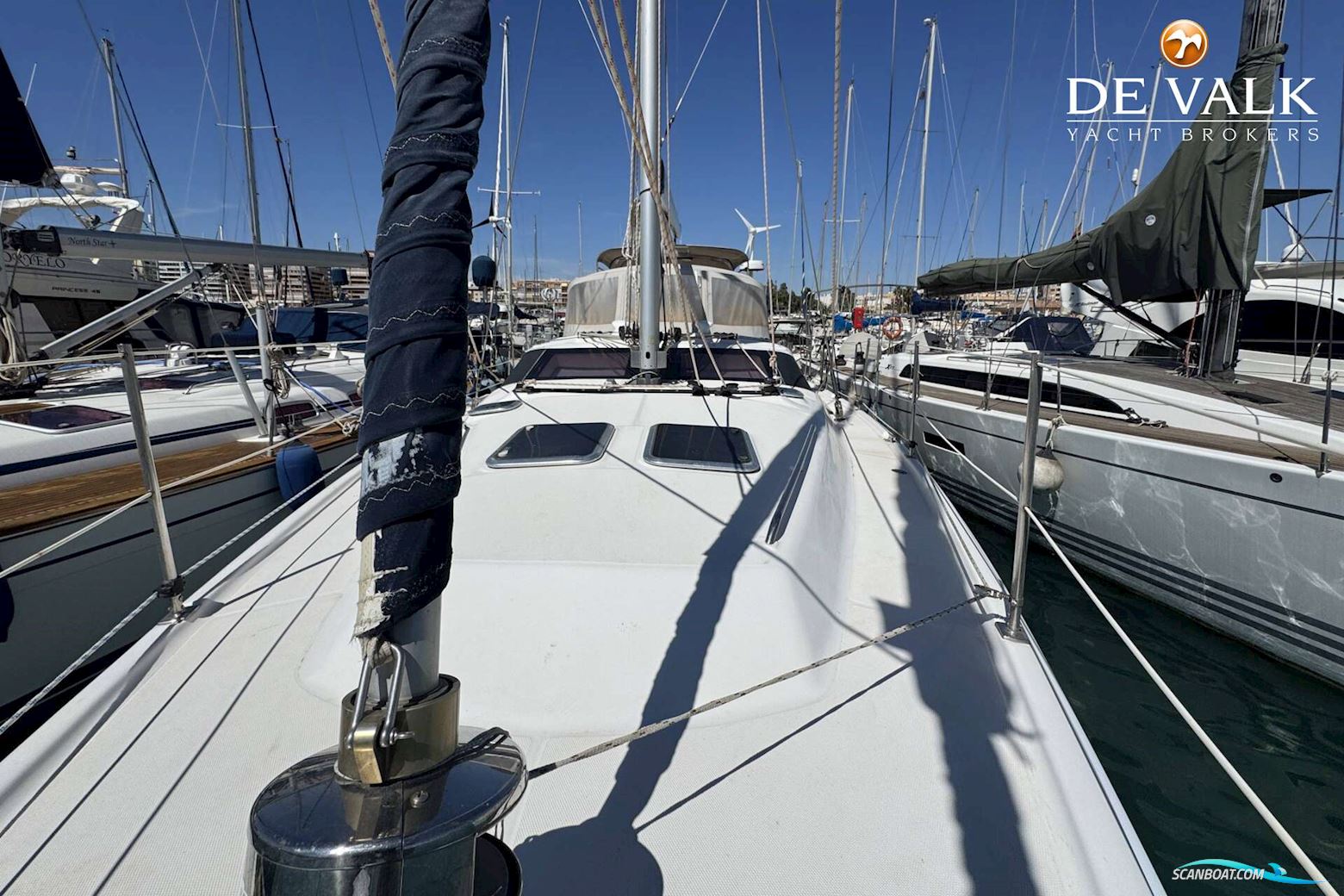 Hunter 50 Center Cockpit