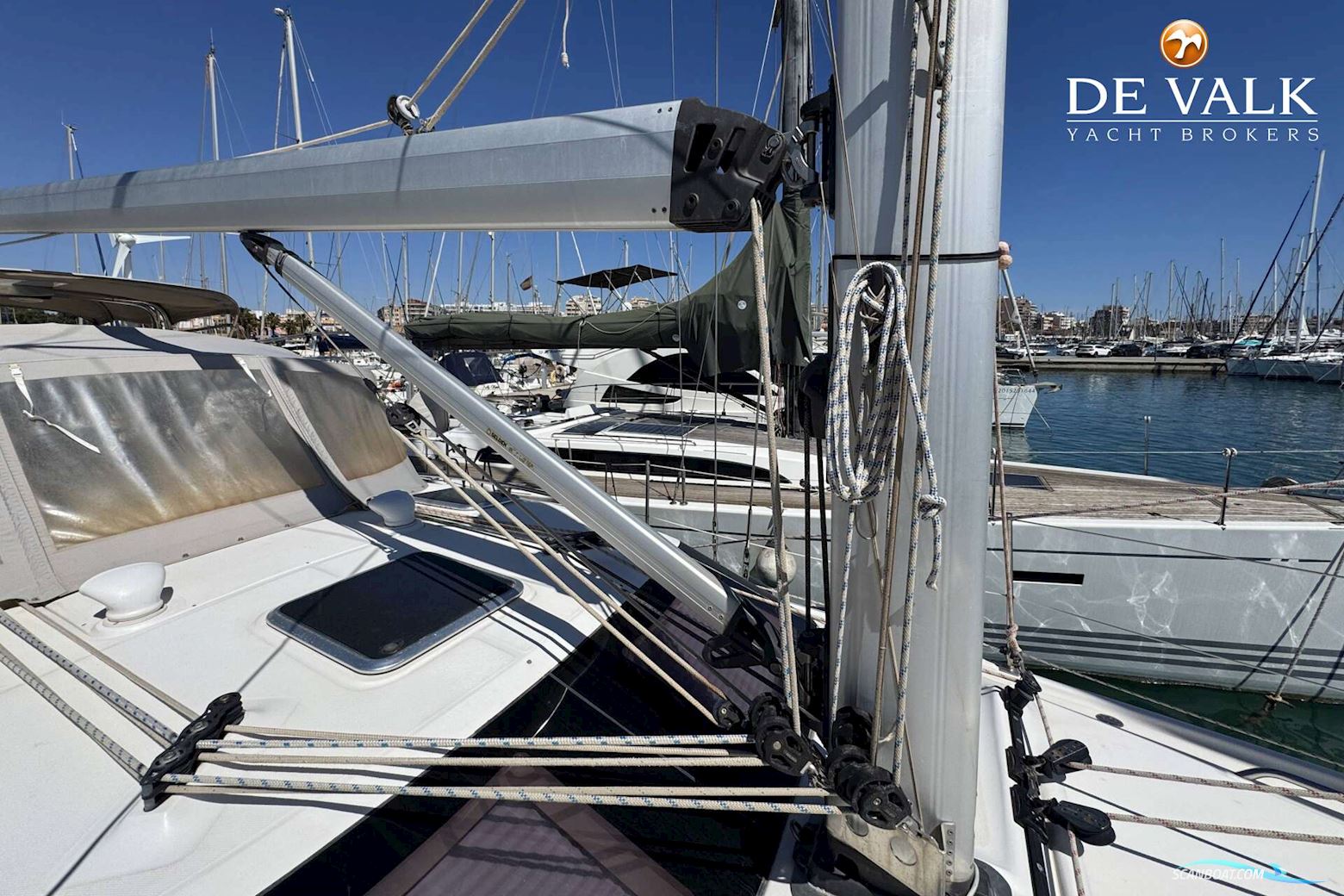 Hunter 50 Center Cockpit