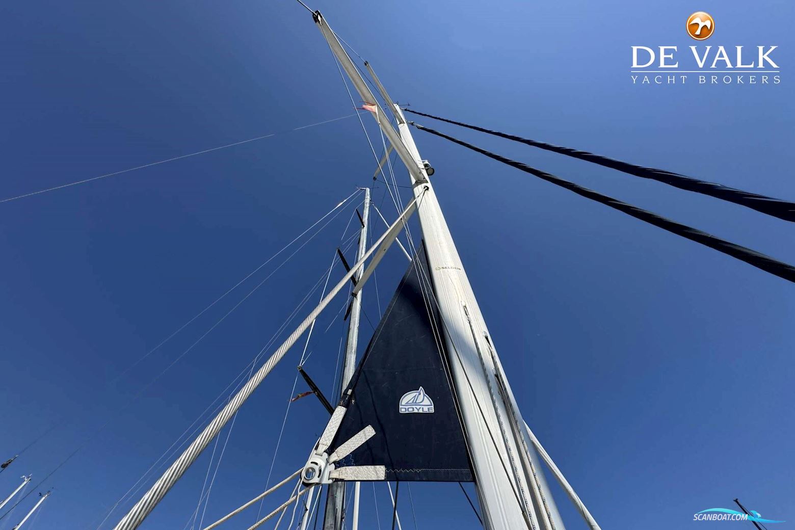 Hunter 50 Center Cockpit