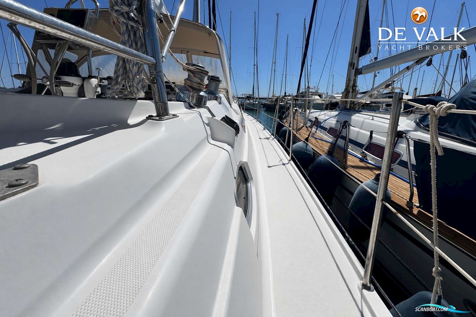 Hunter 50 Center Cockpit