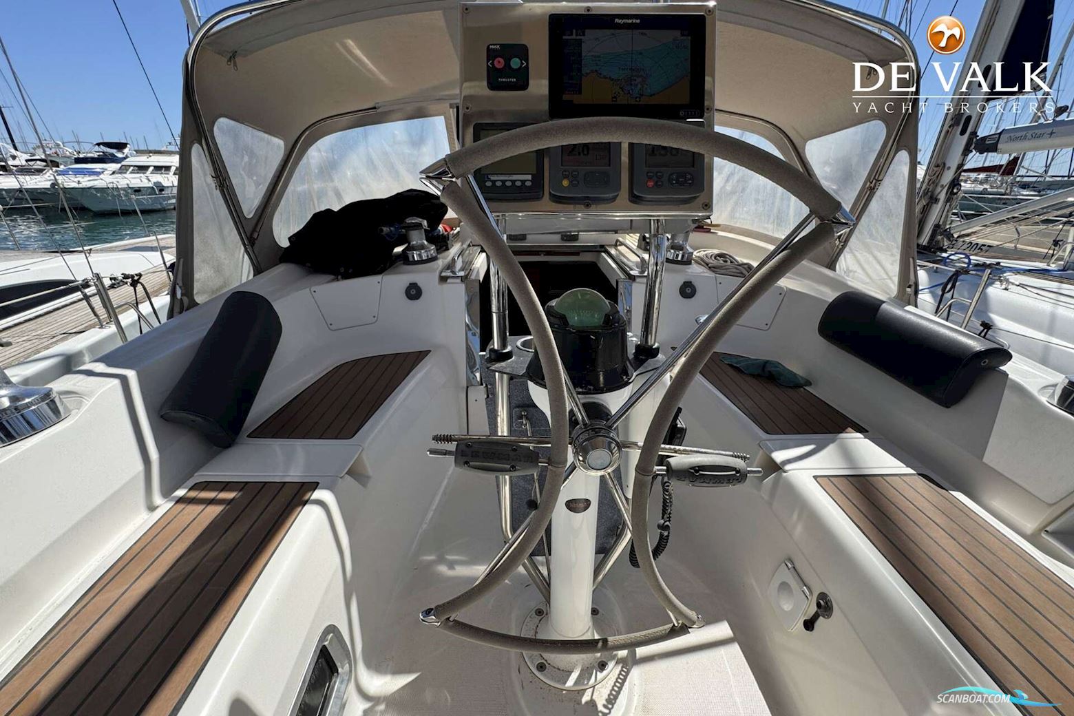 Hunter 50 Center Cockpit