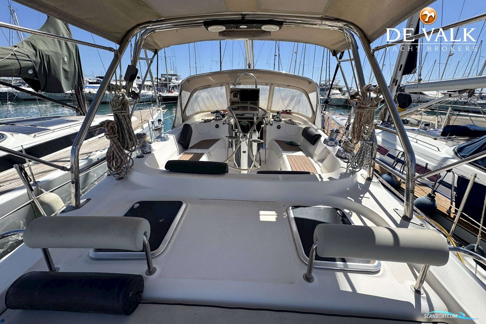 Hunter 50 Center Cockpit