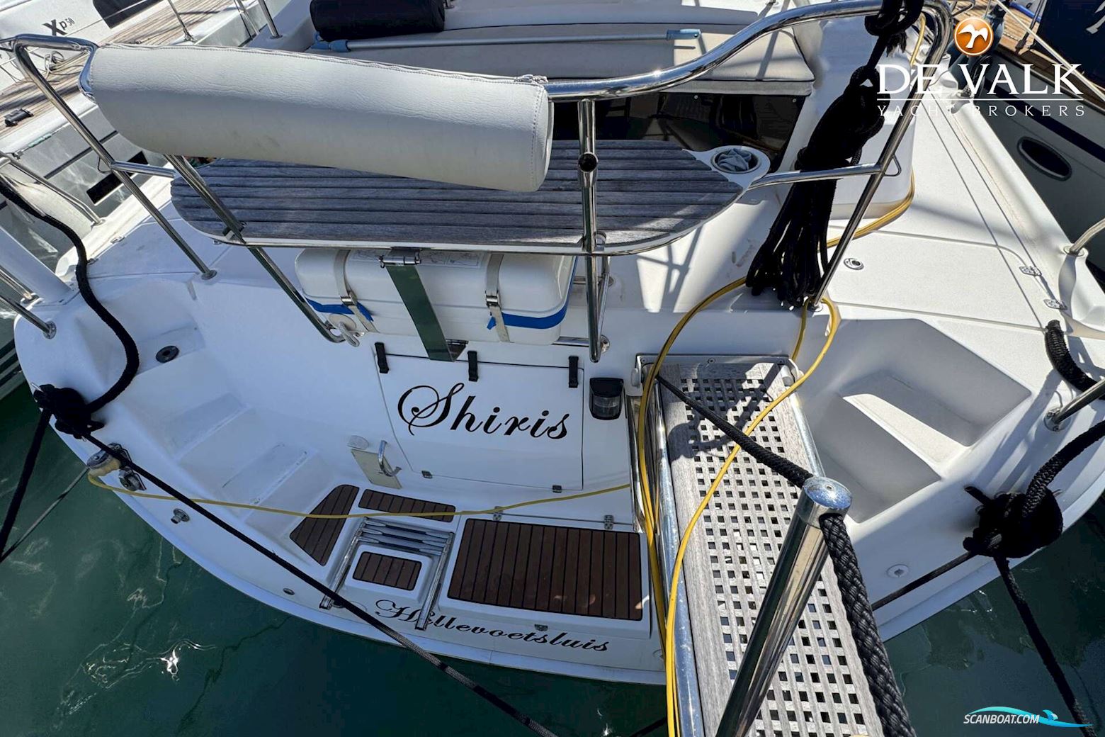 Hunter 50 Center Cockpit