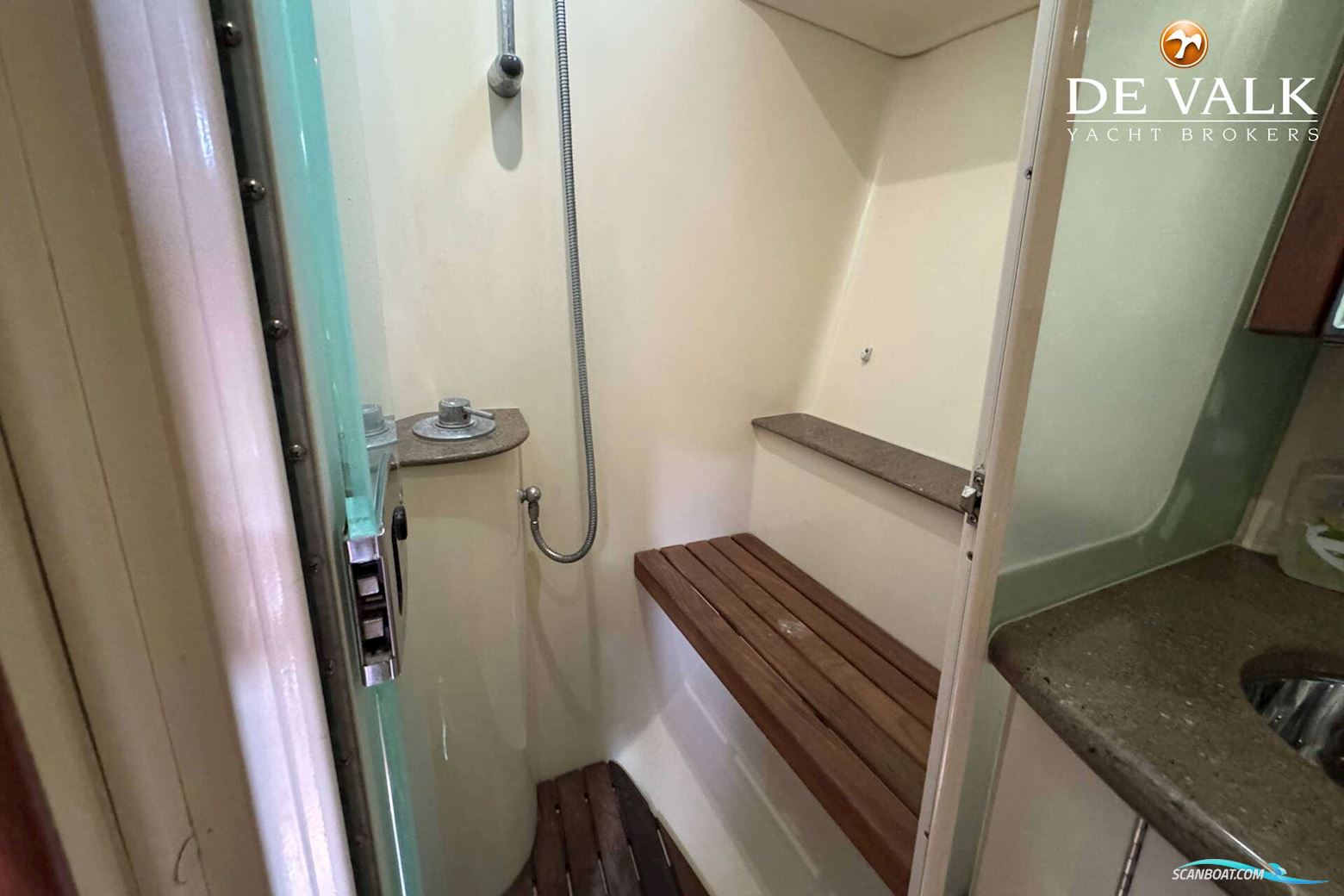 Hunter 50 Center Cockpit