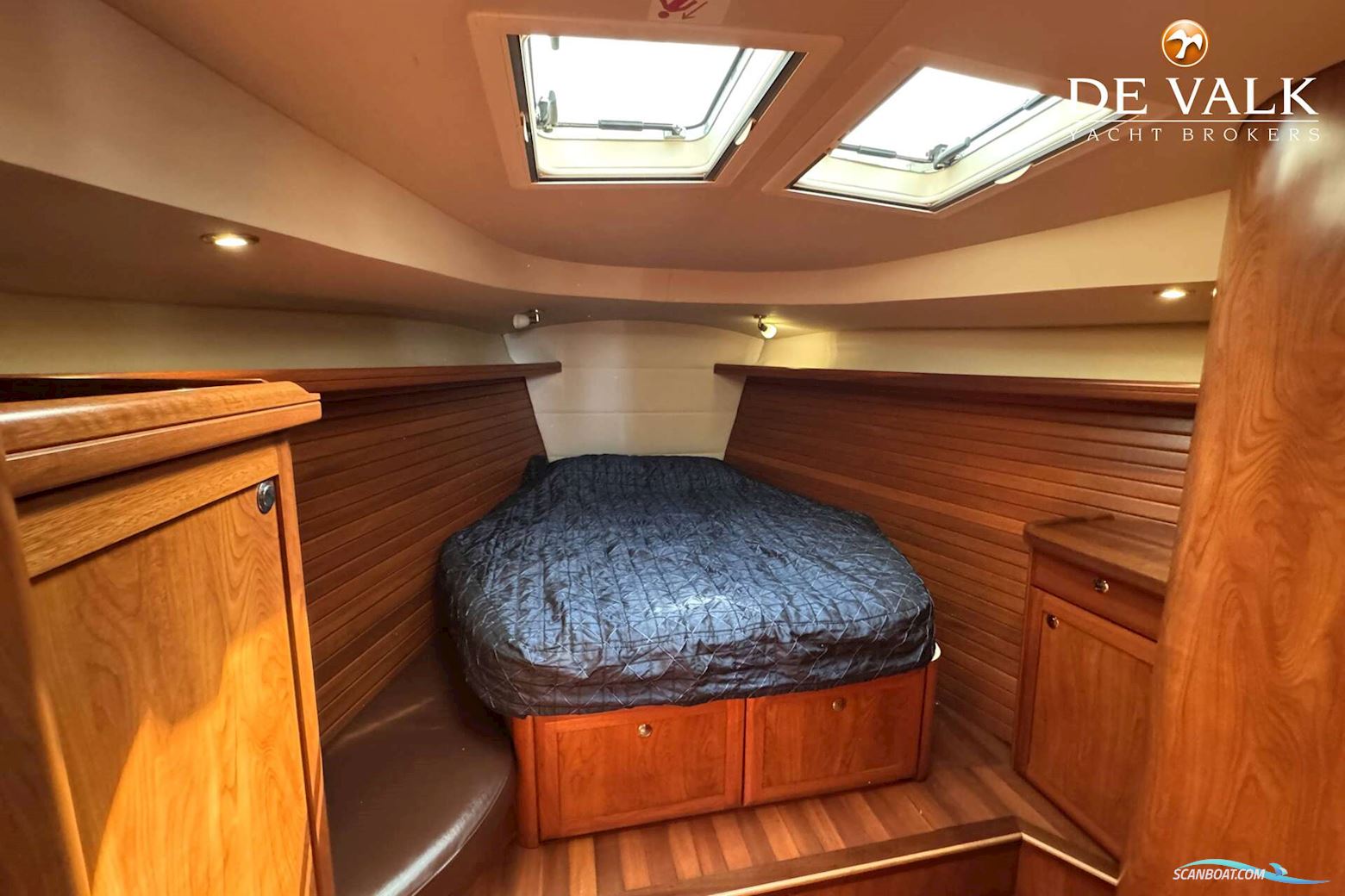 Hunter 50 Center Cockpit