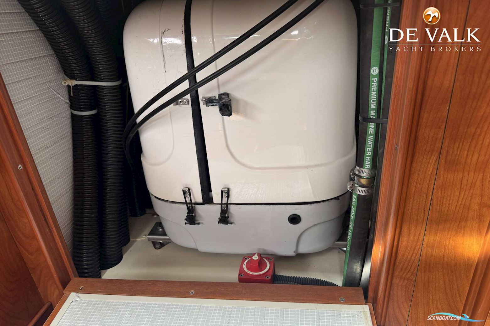 Hunter 50 Center Cockpit