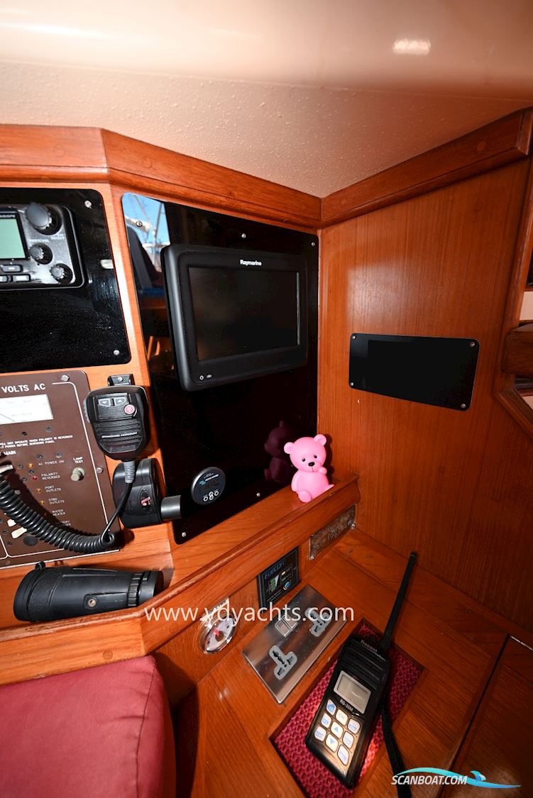 Island Packet 38