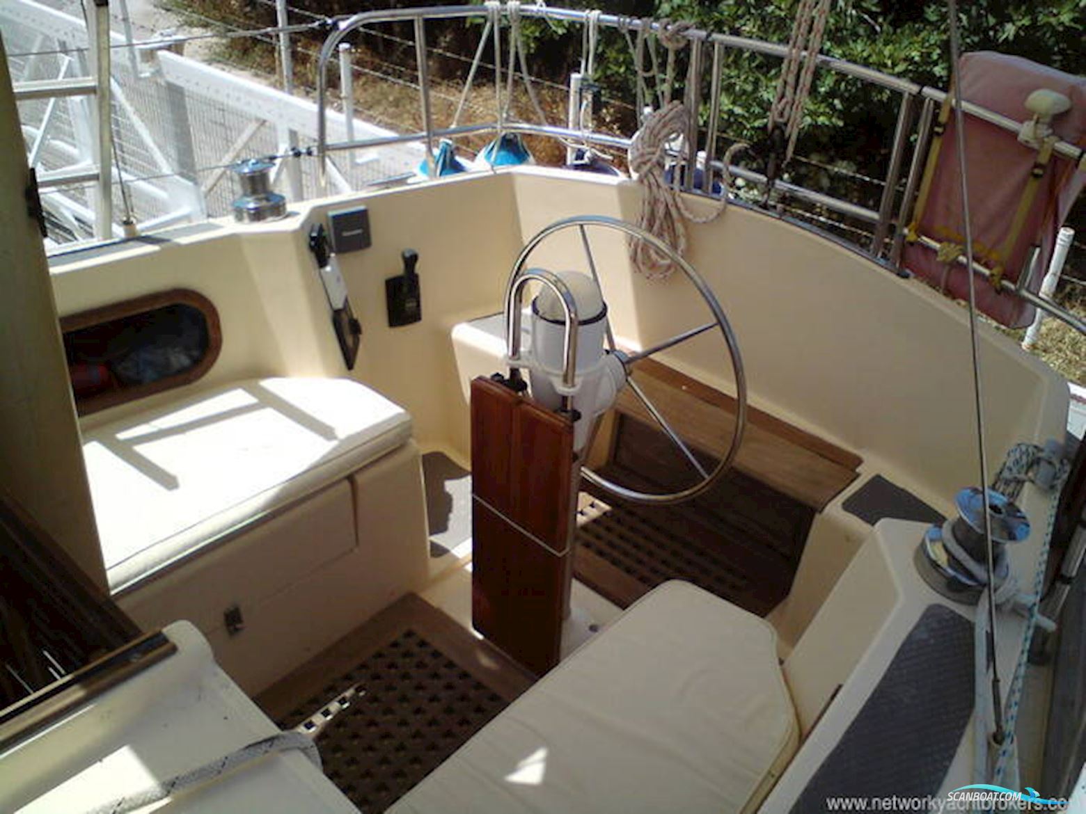 Seastream 34 Deck Saloon