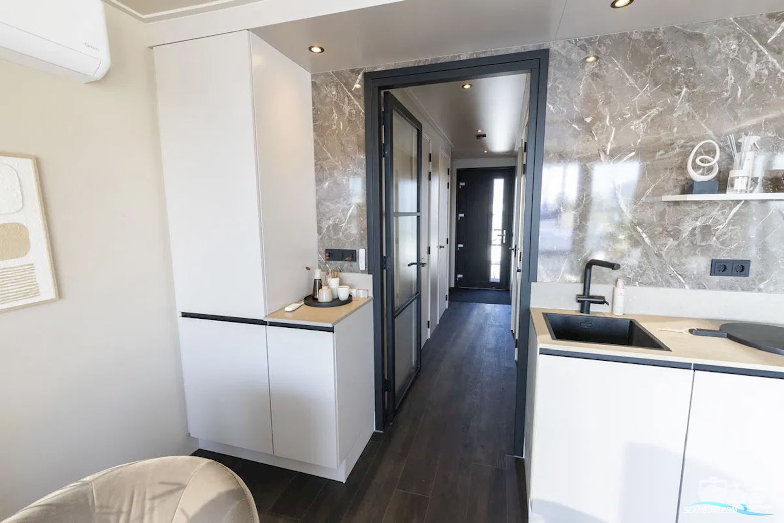 SL Houseboat Marina Den Oever, inclusief ligplaats