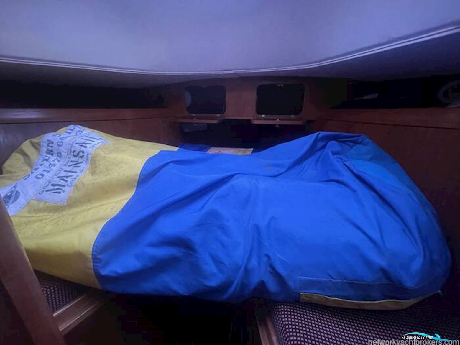 Sovereign 32 Deck saloon