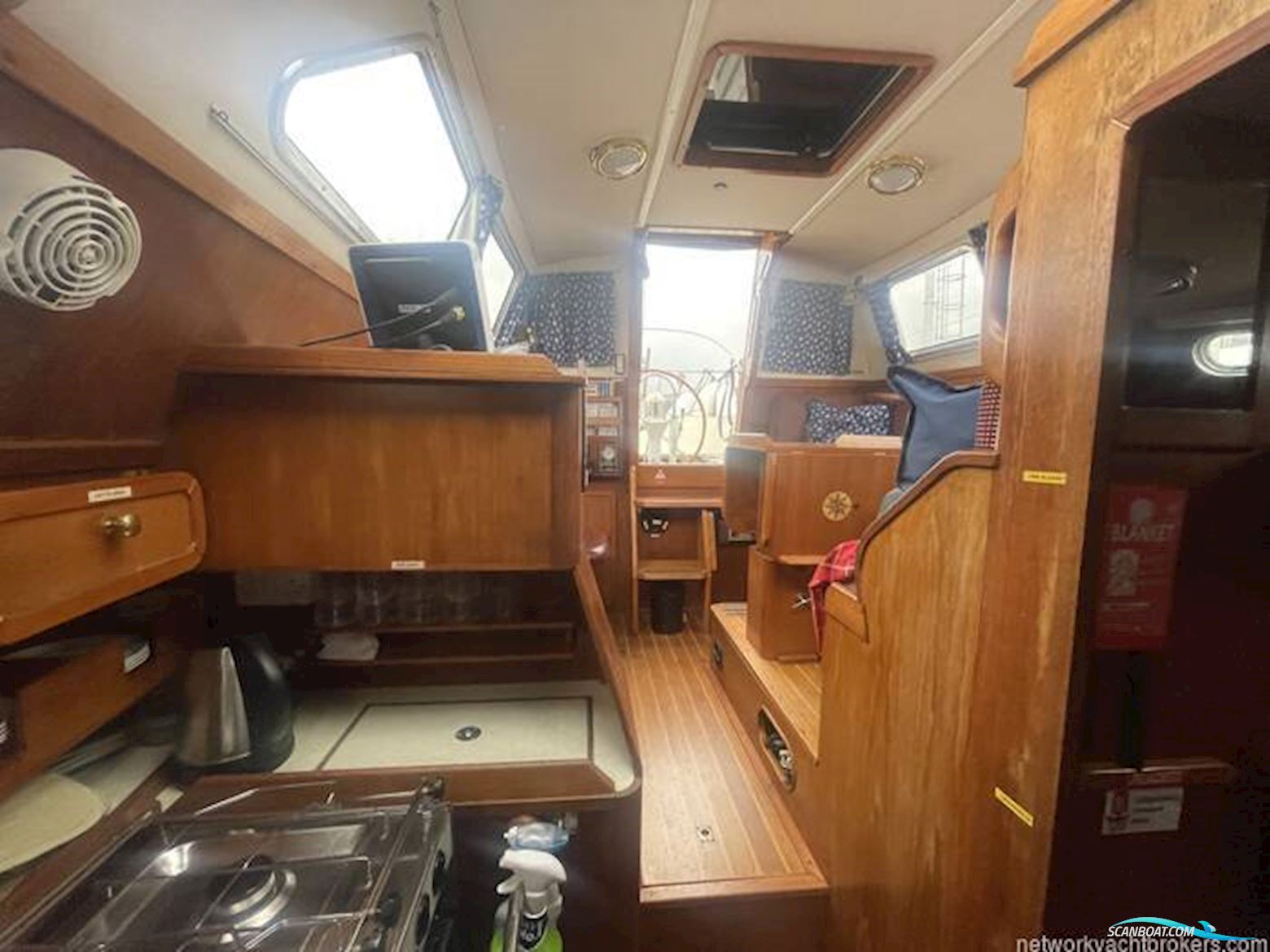 Sovereign 32 Deck saloon