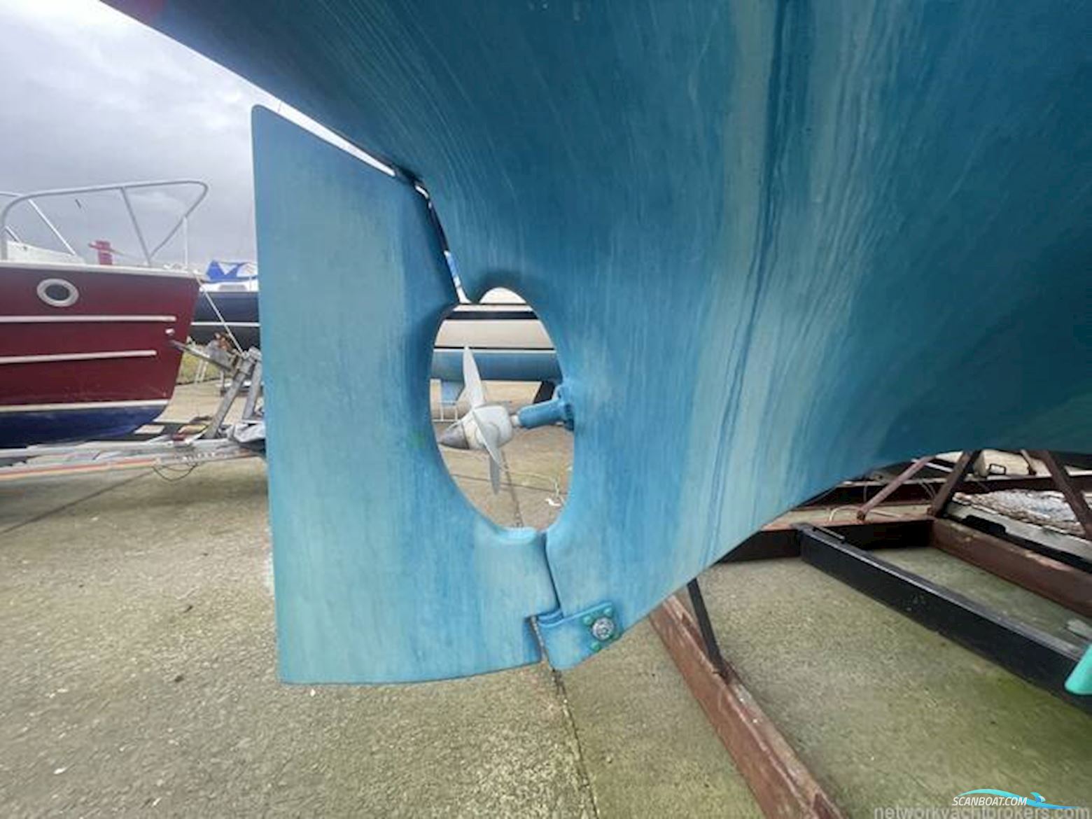 Sovereign 32 Deck saloon