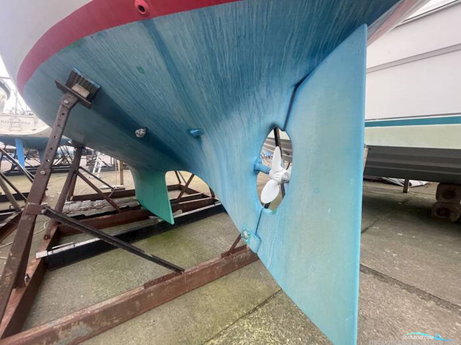 Sovereign 32 Deck saloon