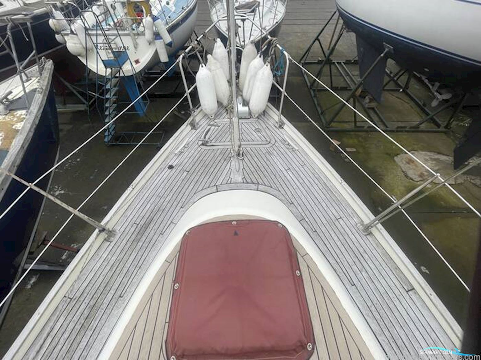 Sovereign 32 Deck saloon