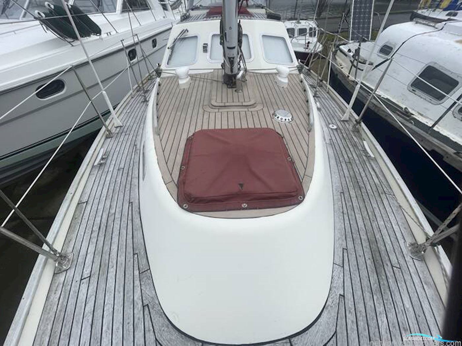 Sovereign 32 Deck saloon