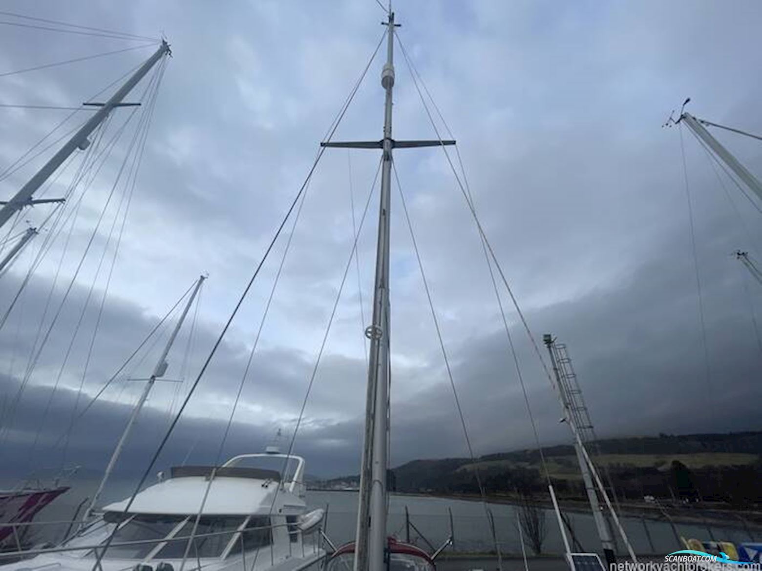 Sovereign 32 Deck Saloon