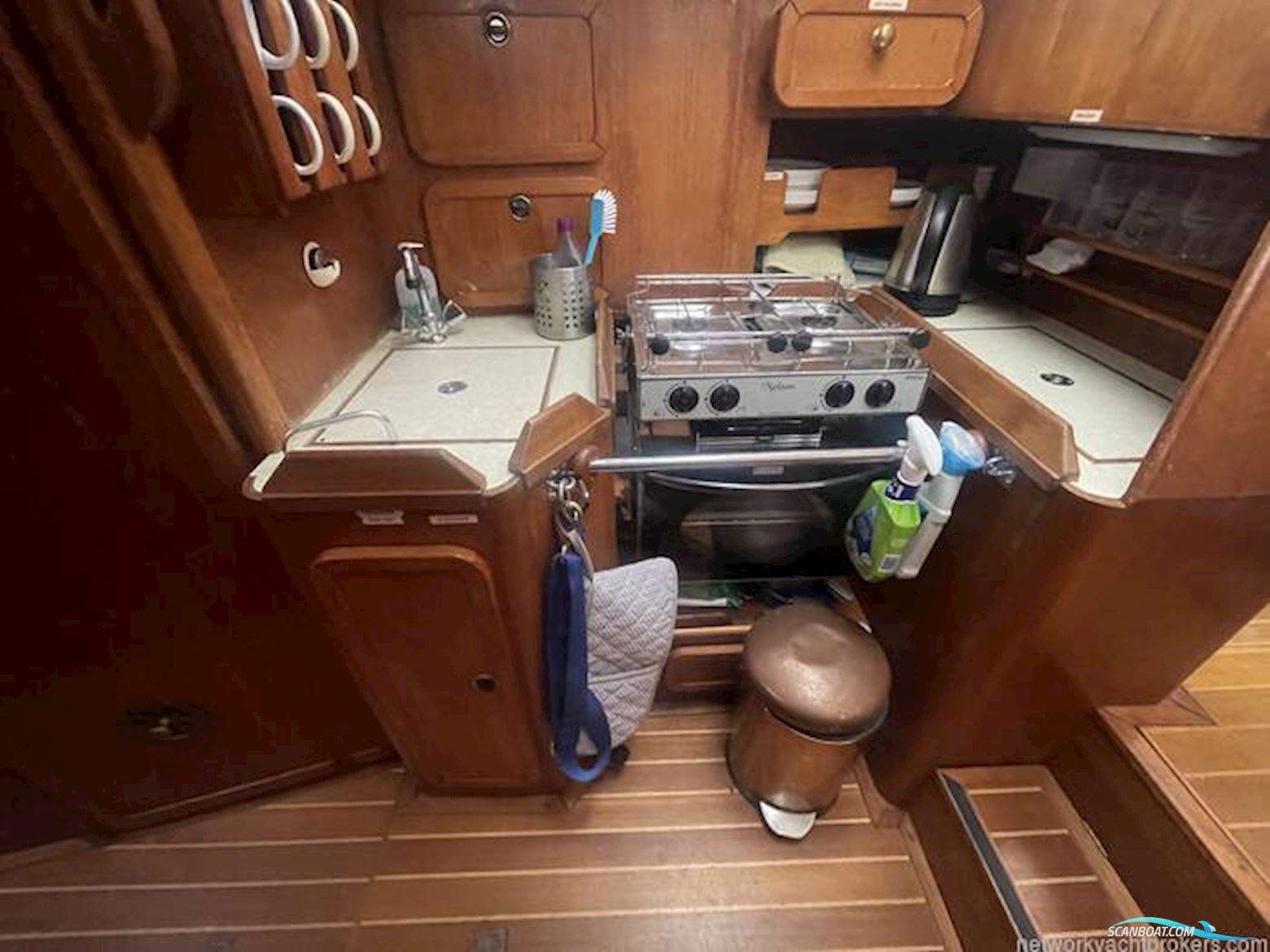 Sovereign 32 Deck Saloon