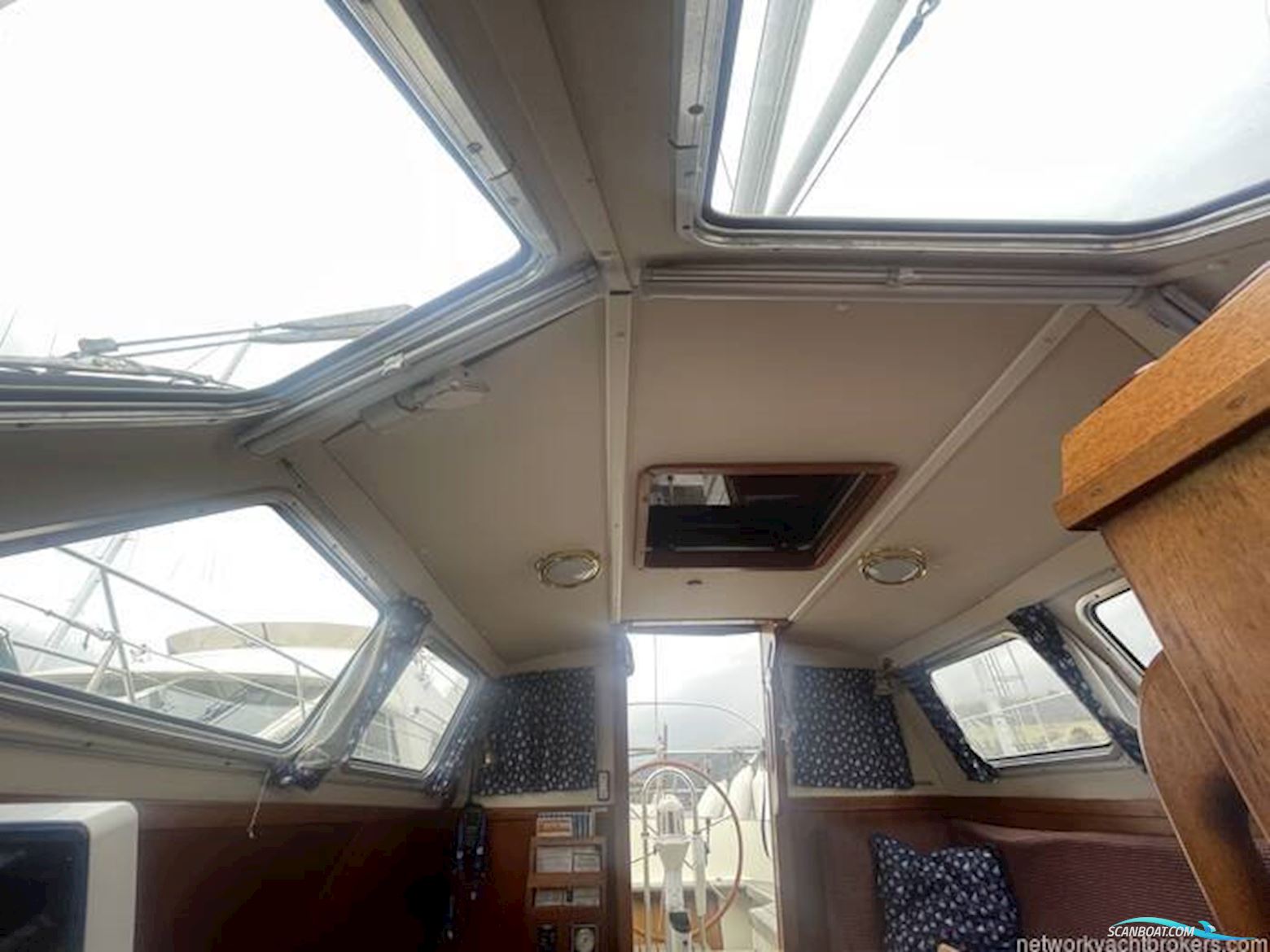Sovereign 32 Deck Saloon