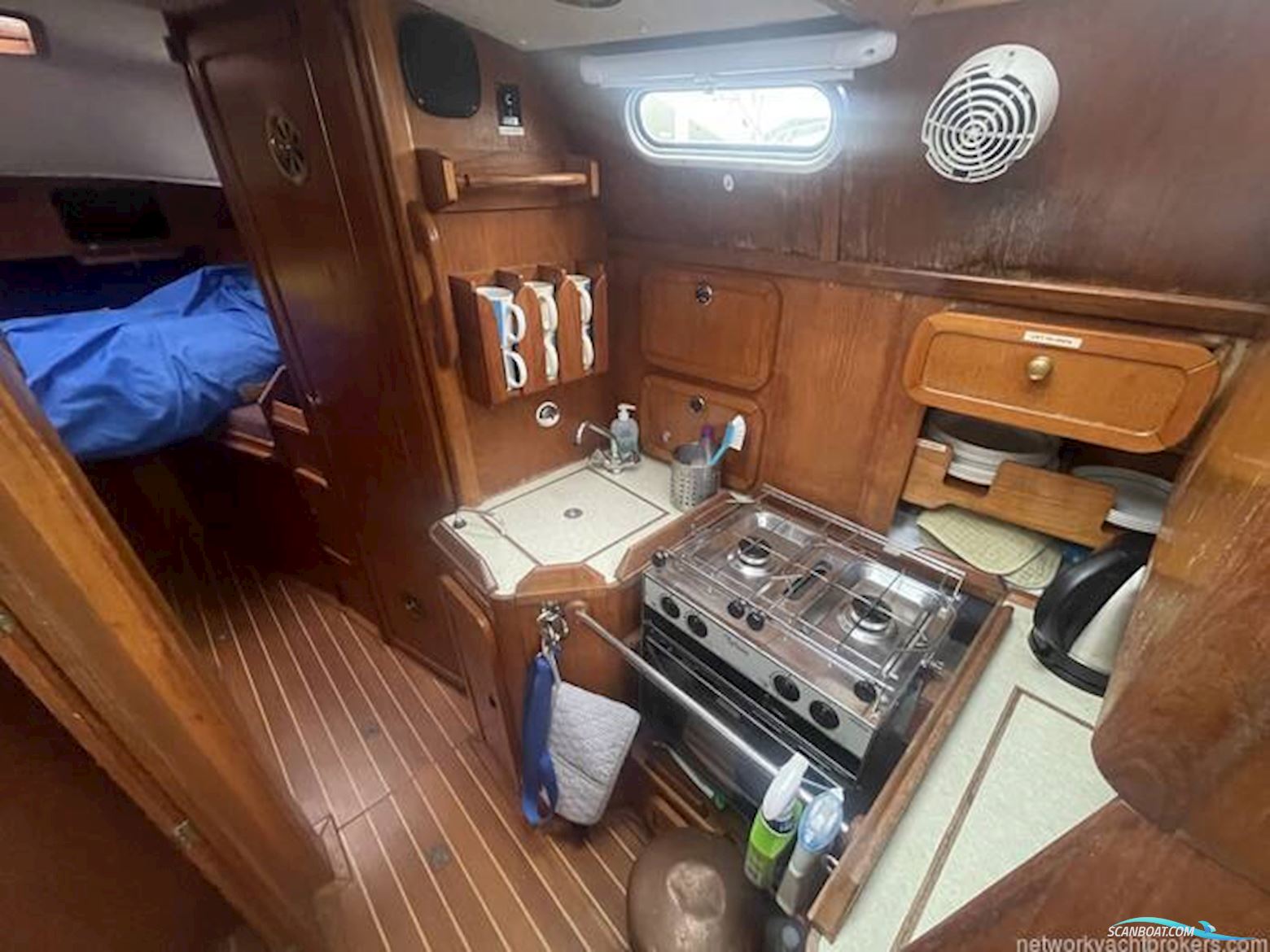 Sovereign 32 Deck Saloon