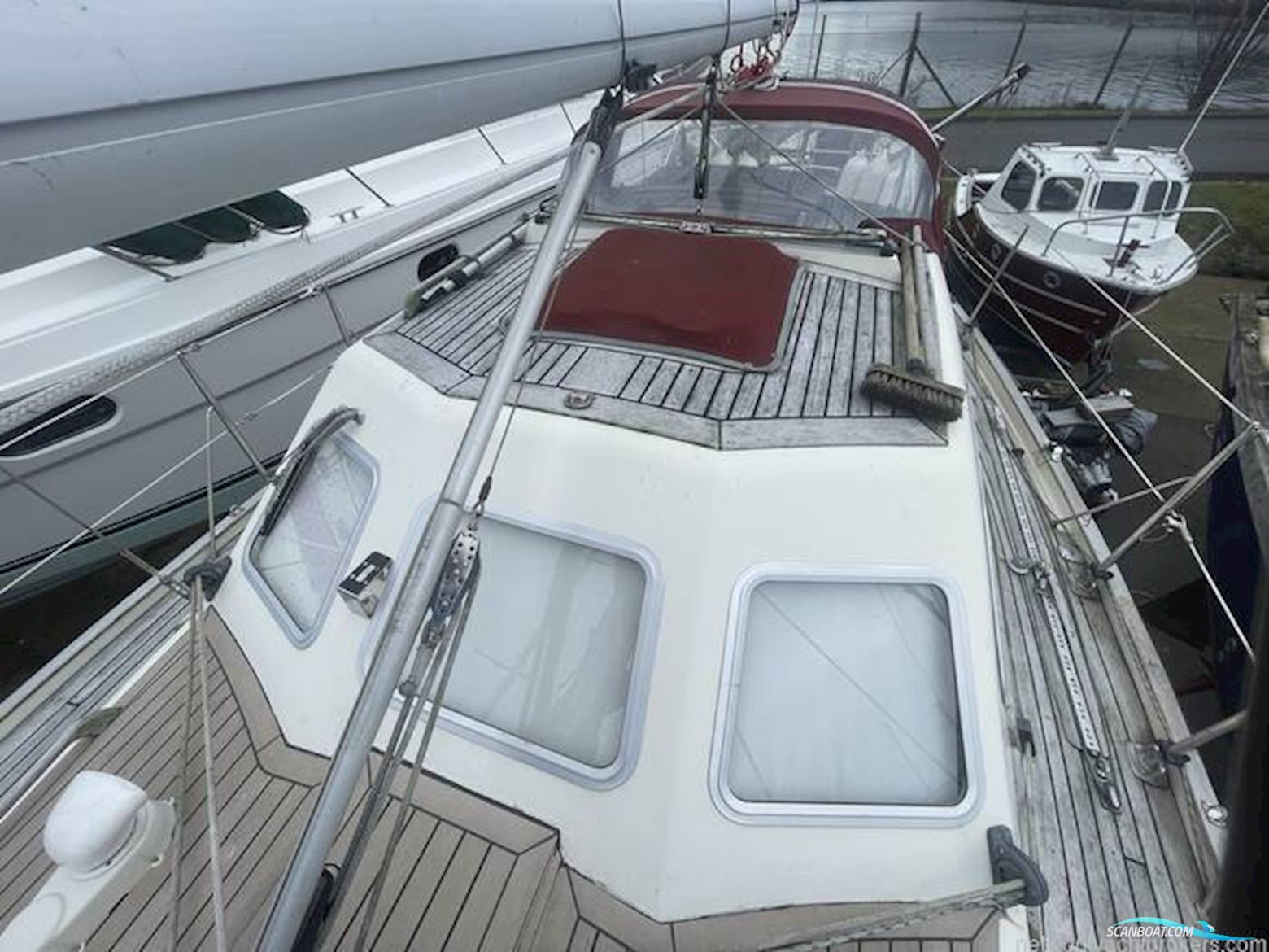 Sovereign 32 Deck Saloon