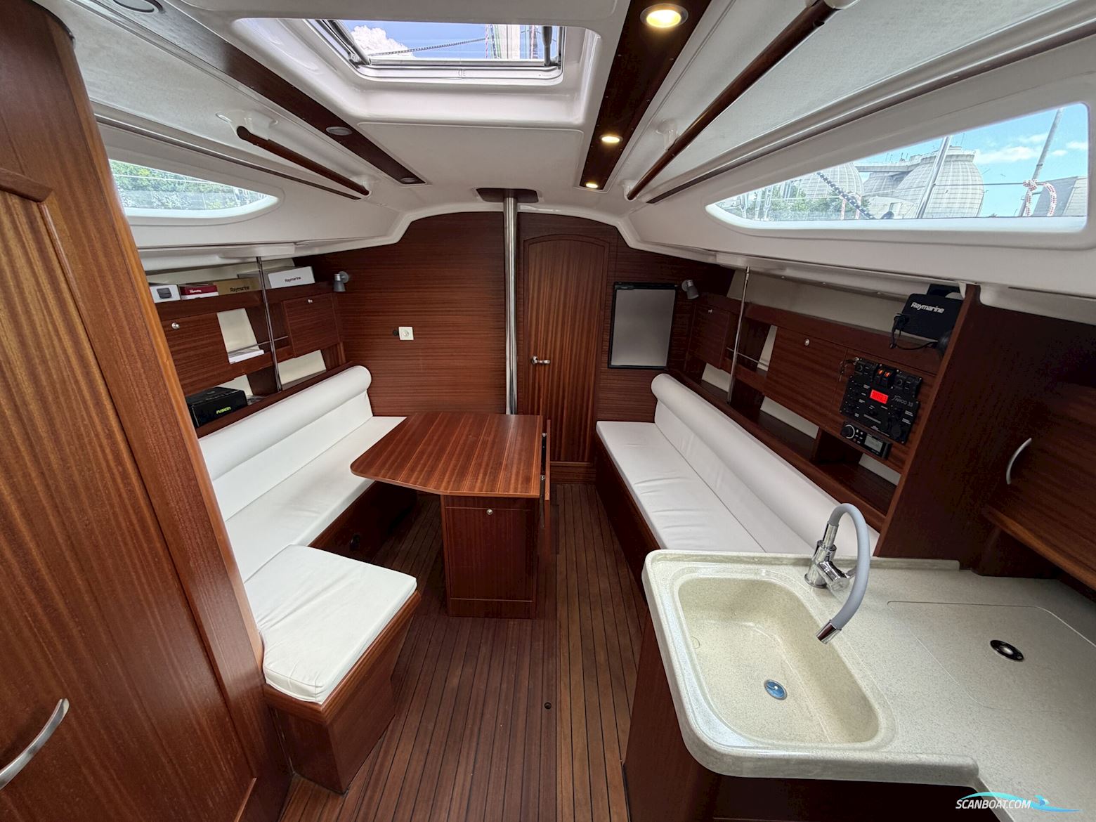 Tango 33 - 3 cabin