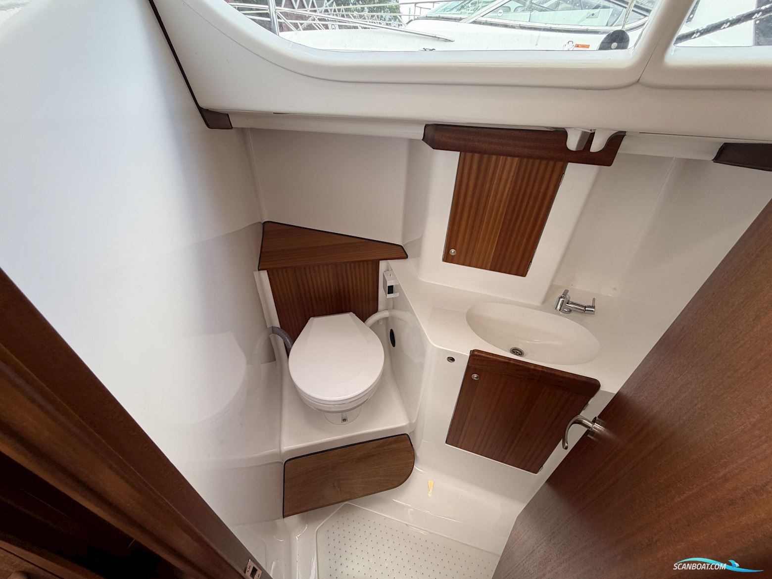 Tango 33 - 3 cabin