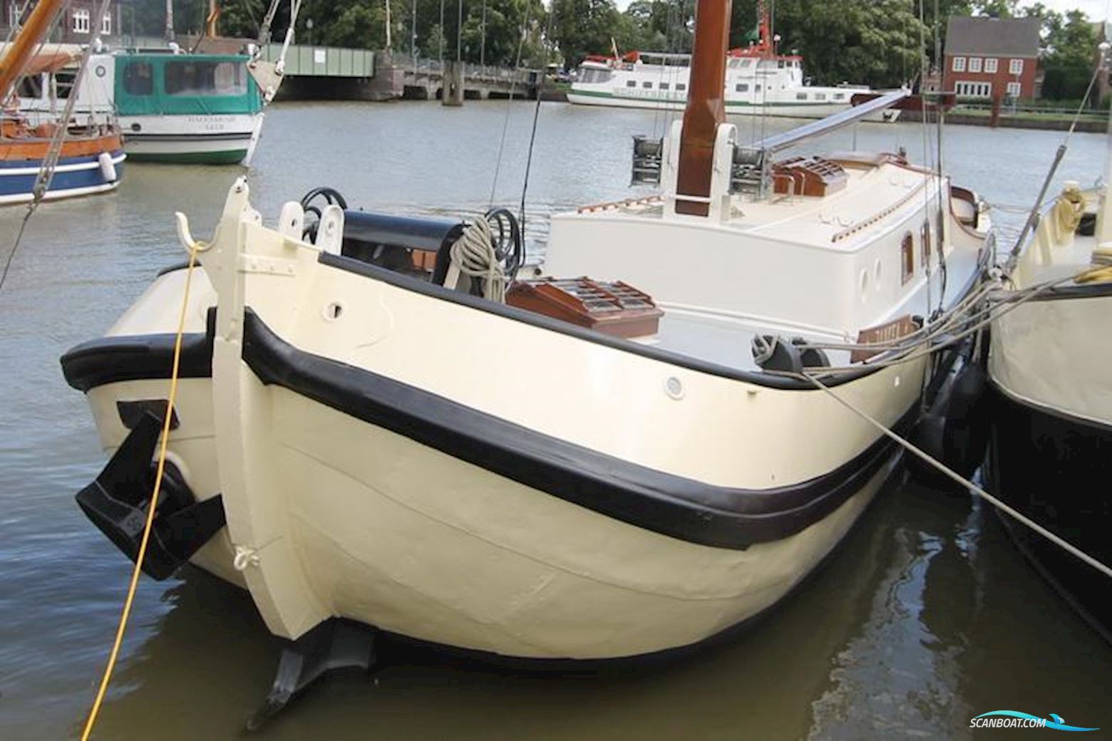 Traditional Platbodem Zeilboten 1908, met Ford motor, The Netherlands